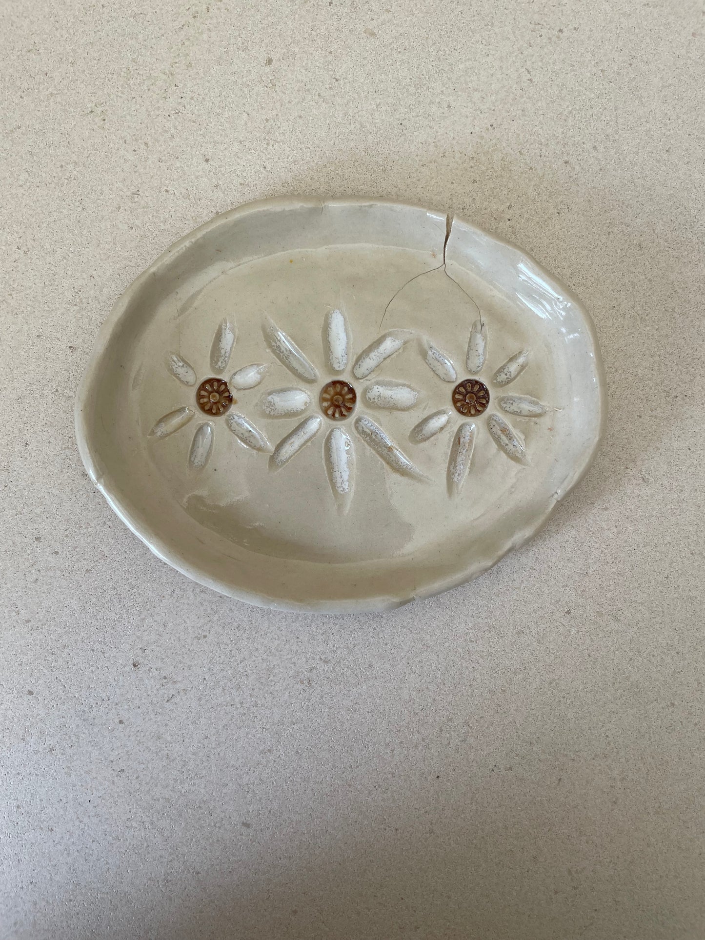 Small Daisy Soap Dish (minor imperfections)