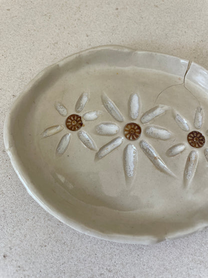 Small Daisy Soap Dish (minor imperfections)